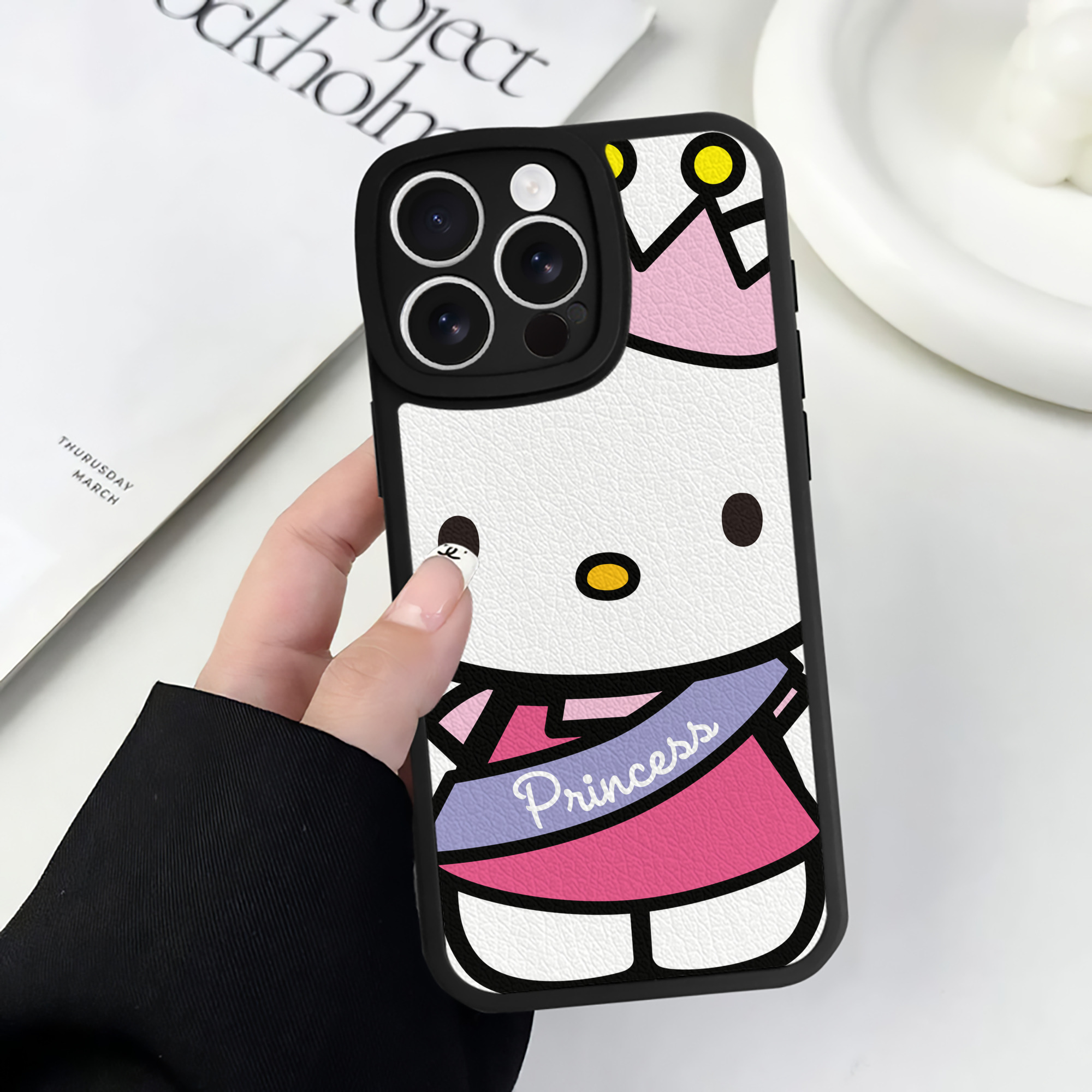 （画像用） Hello Kitty ハローキティ 【iPhone 16シリーズ対応】シリコンスマホケース（レザー調） 材質：シリコン